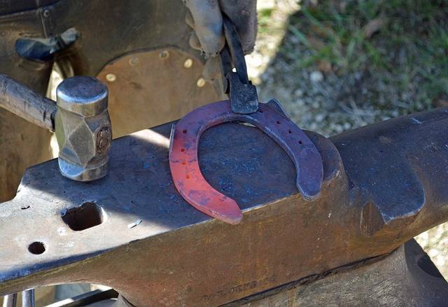 Innovationen in der Hufschmiedeausrüstung ⚡: aktuelle Werkzeuge 1 marechalerie-innovations-materiel-derniers-outils